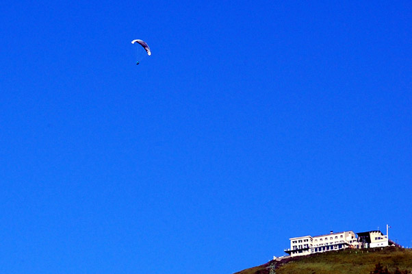 Gleitschirmflieger am Niederbauen